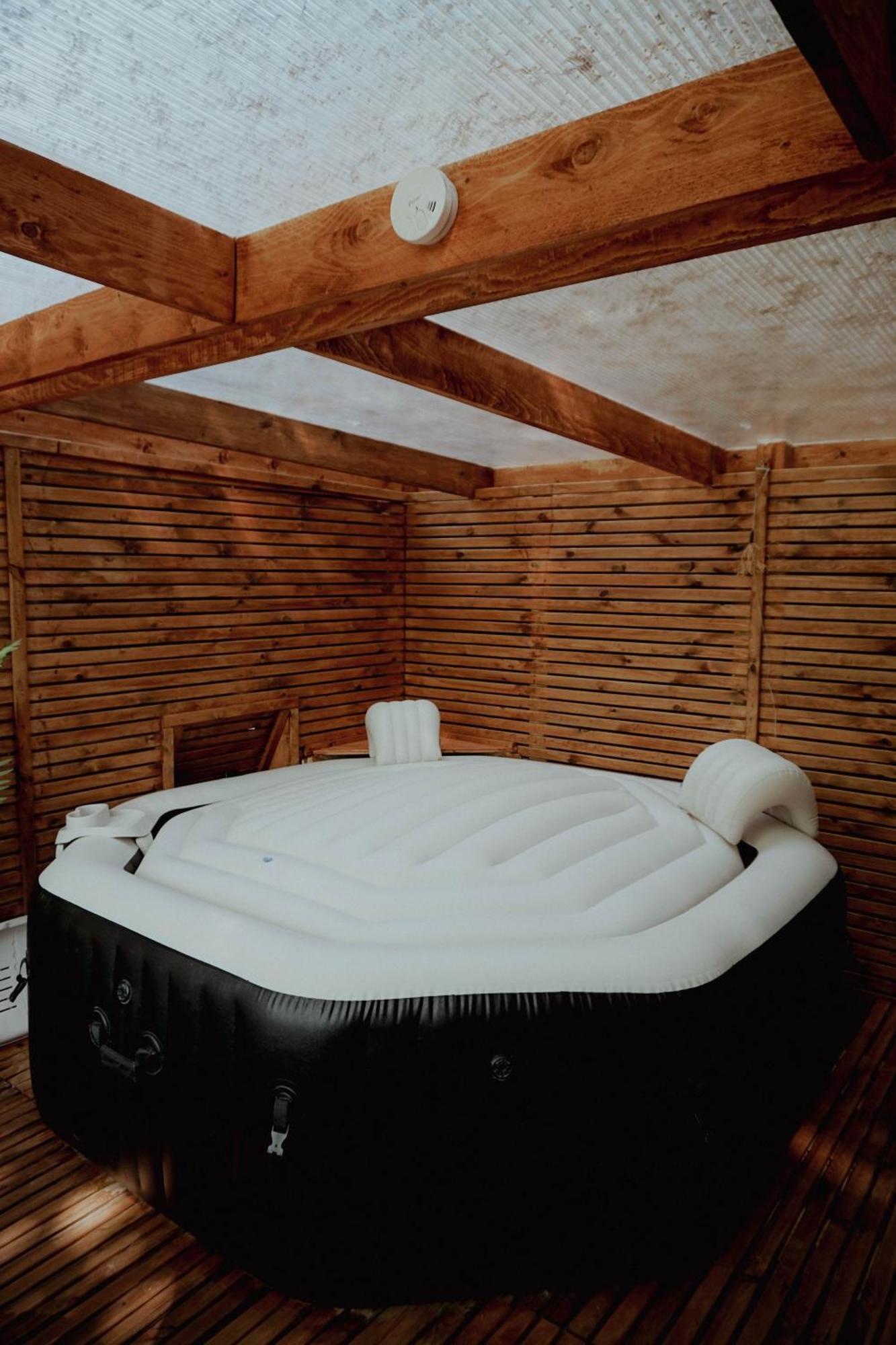 Le Chalet Tipi Avec Jacuzzi Et Jardin トロワ エクステリア 写真